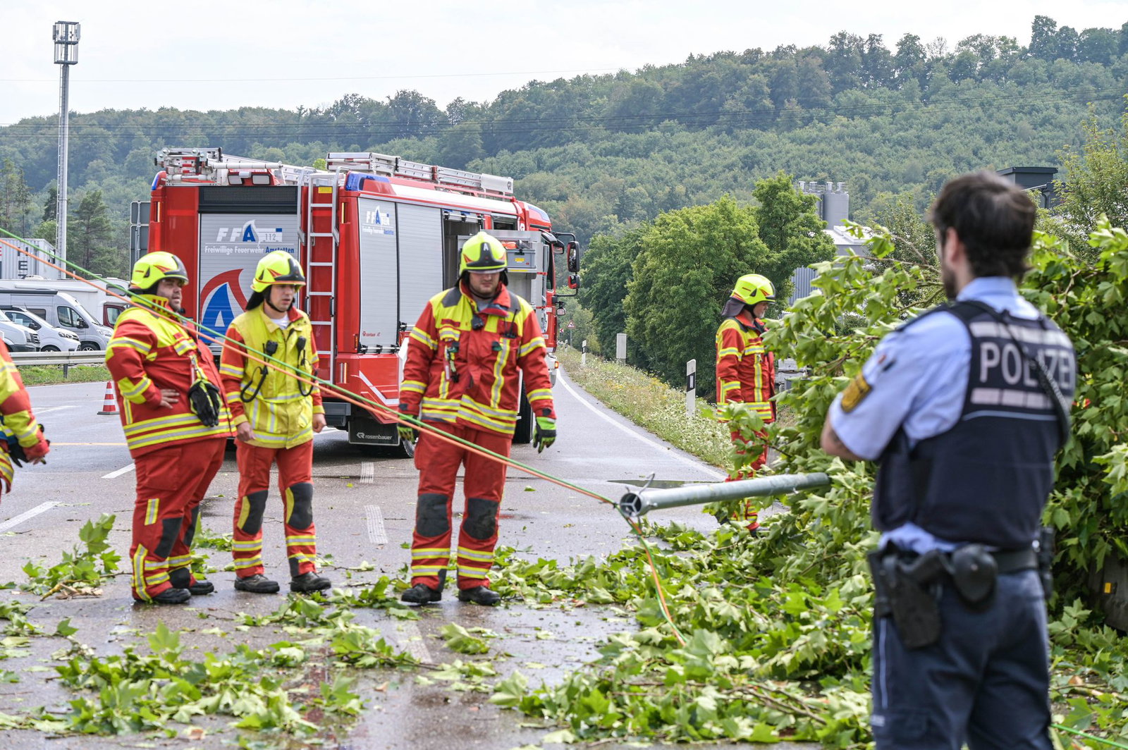 Die Ampel wurde bei einer heftigen Gewitterzelle durch einen umstürzenden Baum zu Fall gebracht. 