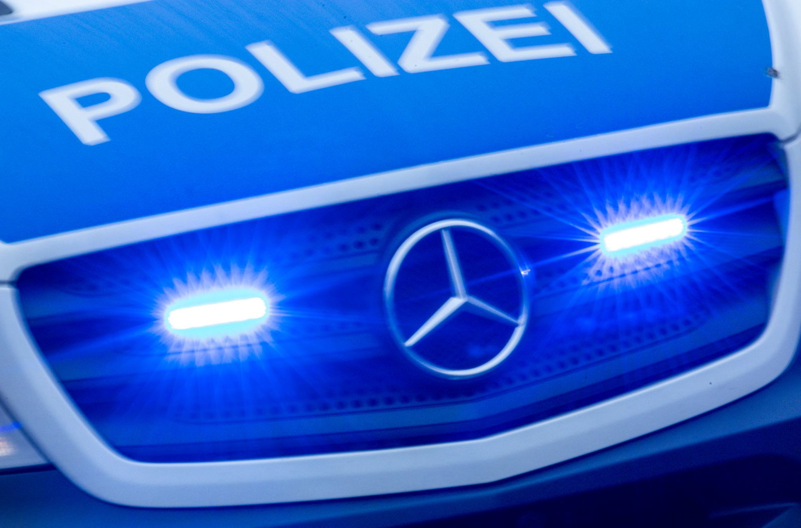 Im Rausch ist ein Mann auf eine Verkehrsinsel eines Kreisverkehrs bei Rottweil gefahren. (Symbolbild)