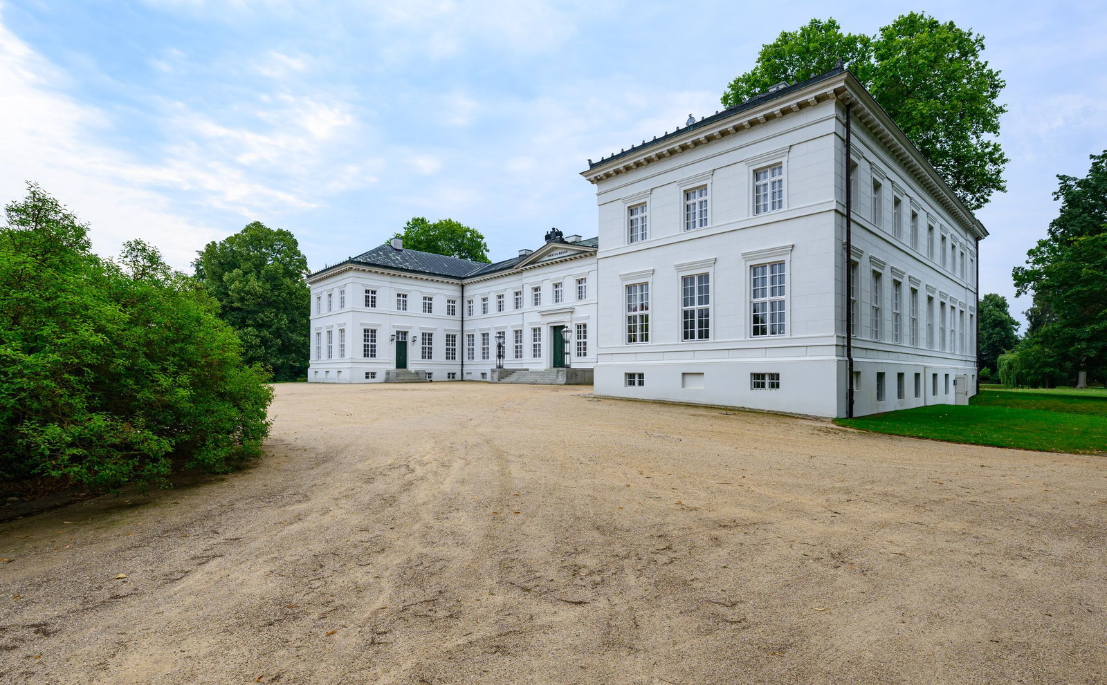 Schloss Neuhardenberg: Hier findet am Dienstag und Mittwoch die Kabinettsklausur statt. (Archivbild)