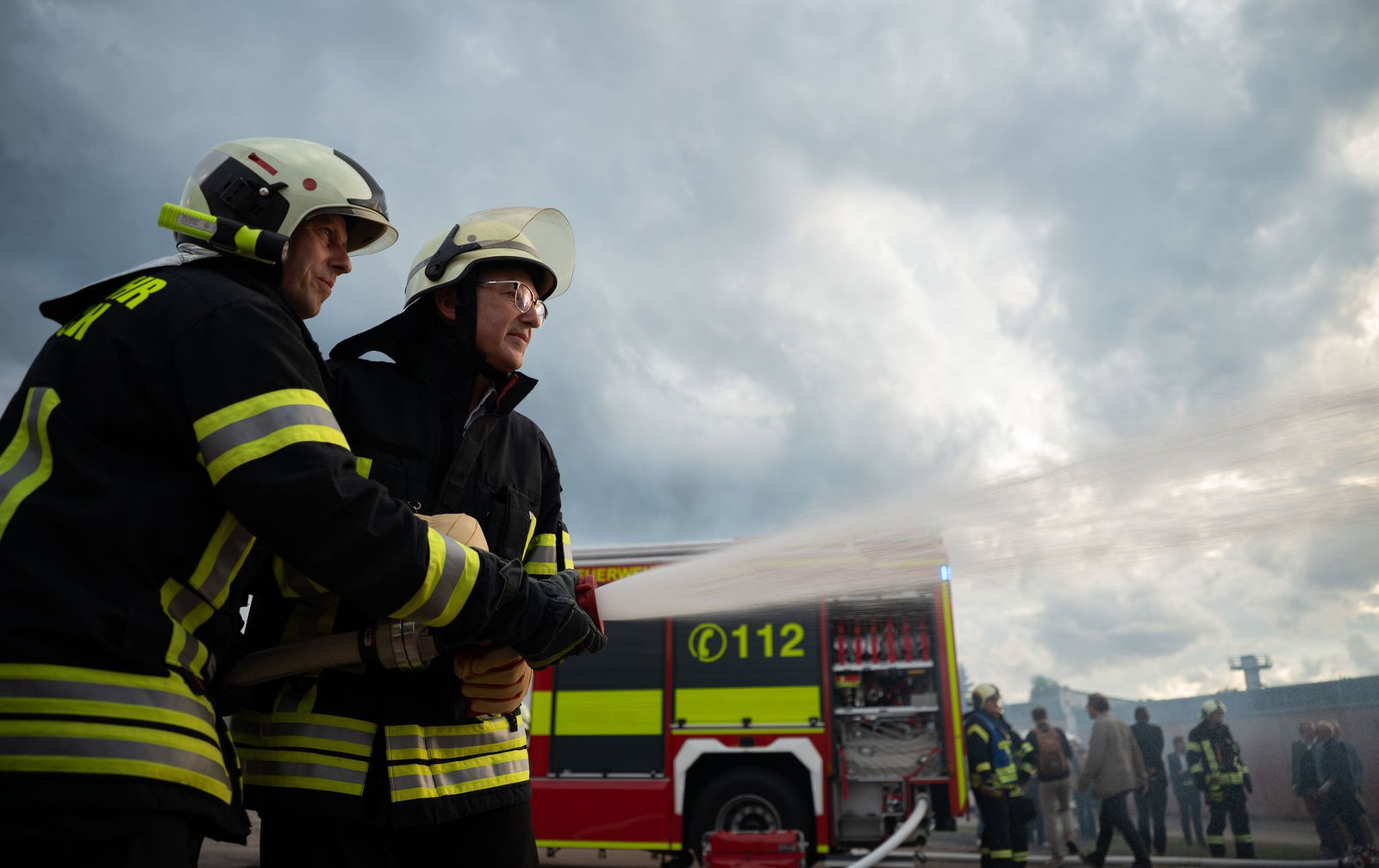 Der Bundesinnenminister übt mit der Feuerwehr.