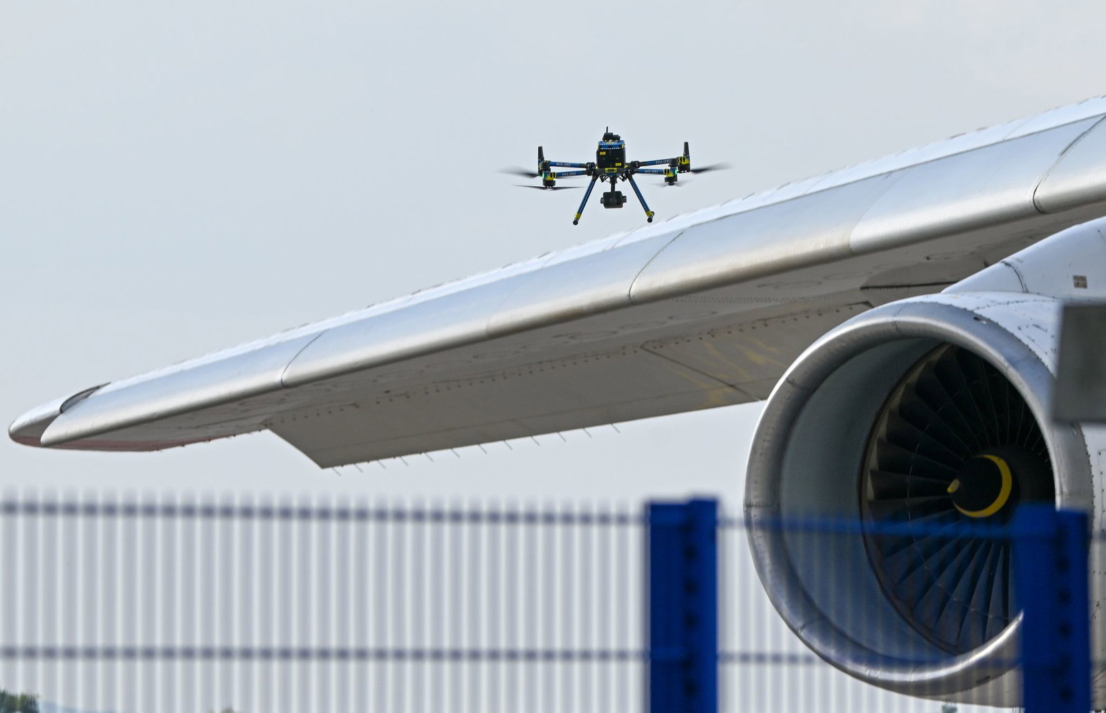 Der Fund einer Drohne mit Sprengstoff am Flughafen Leipzig/Halle macht eine grundlegend veränderte Sicherheitslage im Luftraum deutlich, sagt Innenminister Schwickert. 