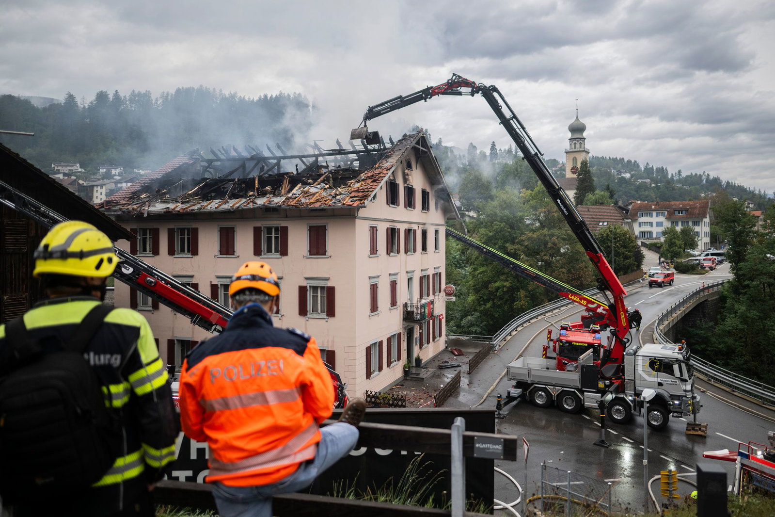 Das Dach musste nach dem Einsturz des Treppenhauses aufgerissen werden. 