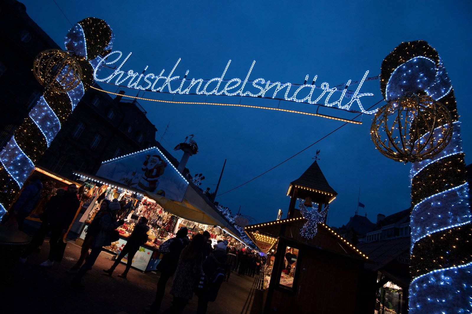 In der Elsassmetropole Straßburg gibt es Streit um die Erneuerung des Eingangsbogens zum berühmten Weihnachtsmarkt (Archivbild).