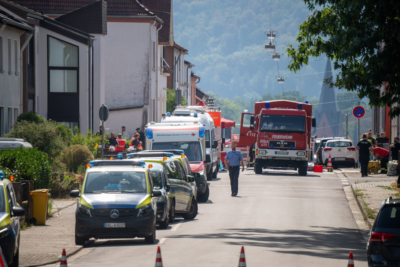 Zahlreiche Einsatzkräfte waren am Dienstag vor Ort, von Polizei über Feuerwehr bis hin zu Experten für Gefahren wegen chemischer, biologischer, radiologischer oder nuklearer Stoffe. 