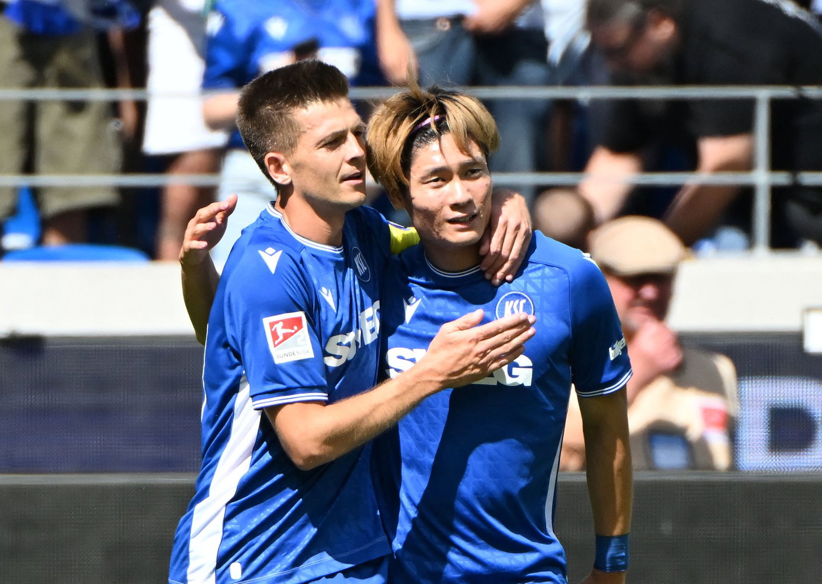 Karlsruher Torschützen unter sich: Kapitän Marvin Wanitzek (l) und Shio Fukuda.