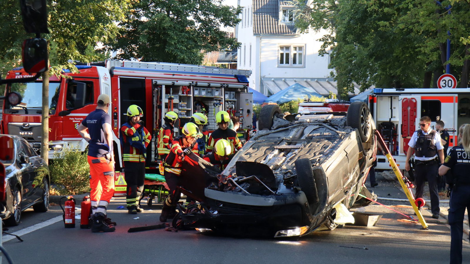 Aus ungeklärten Gründen ist ein Mann mit seinem Auto in Wiesloch gegen einen Baum gekracht.