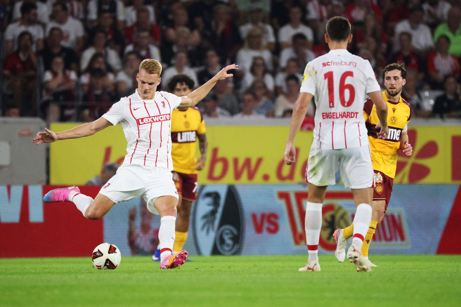 Der SC Freiburg startet mit einem Heimspiel in die Ligaphase der Conference League. (Archivbild)