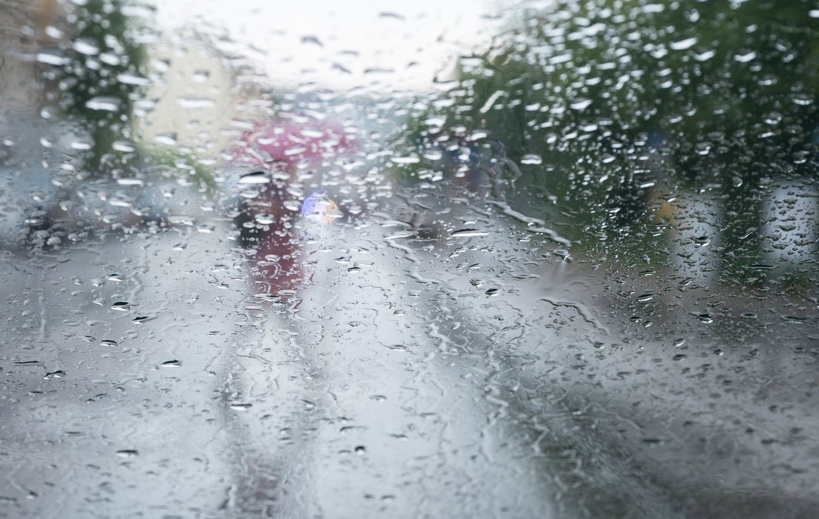 Nach langer Trockenheit erwartet der Deutsche Wetterdienst ab Sonntag auch mal längere Niederschläge.(Archiv)