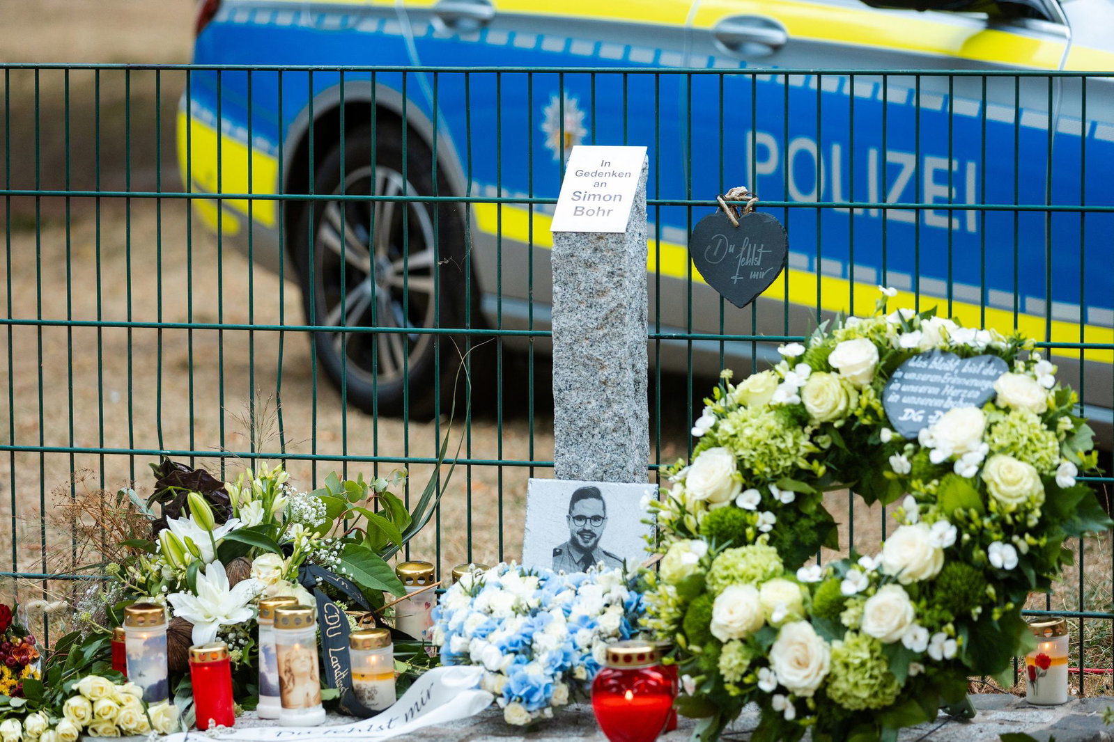 Die Gedenkstele erinnert am damaligen Tatort an den getöteten Polizeioberkommissar Simon Bohr. Der 34-Jährige war am 21. August 2025 bei einem Polizeieinsatz in Völklingen tödlich verletzt worden.