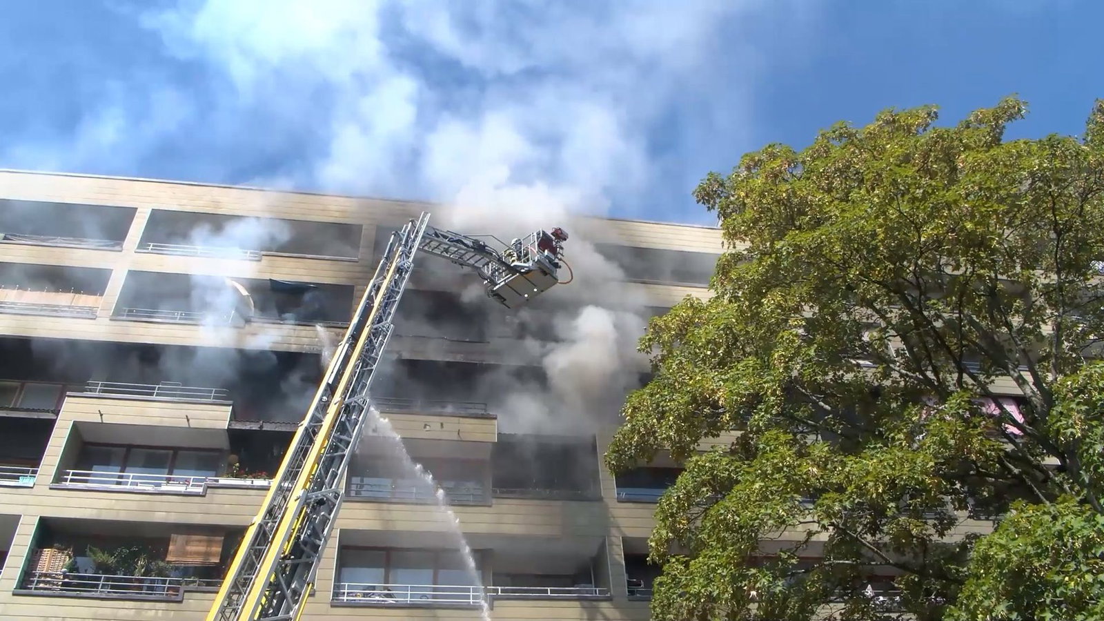 Die Feuerwehr bekämpfte den Brand von außen sowie im Inneren des Hauses.