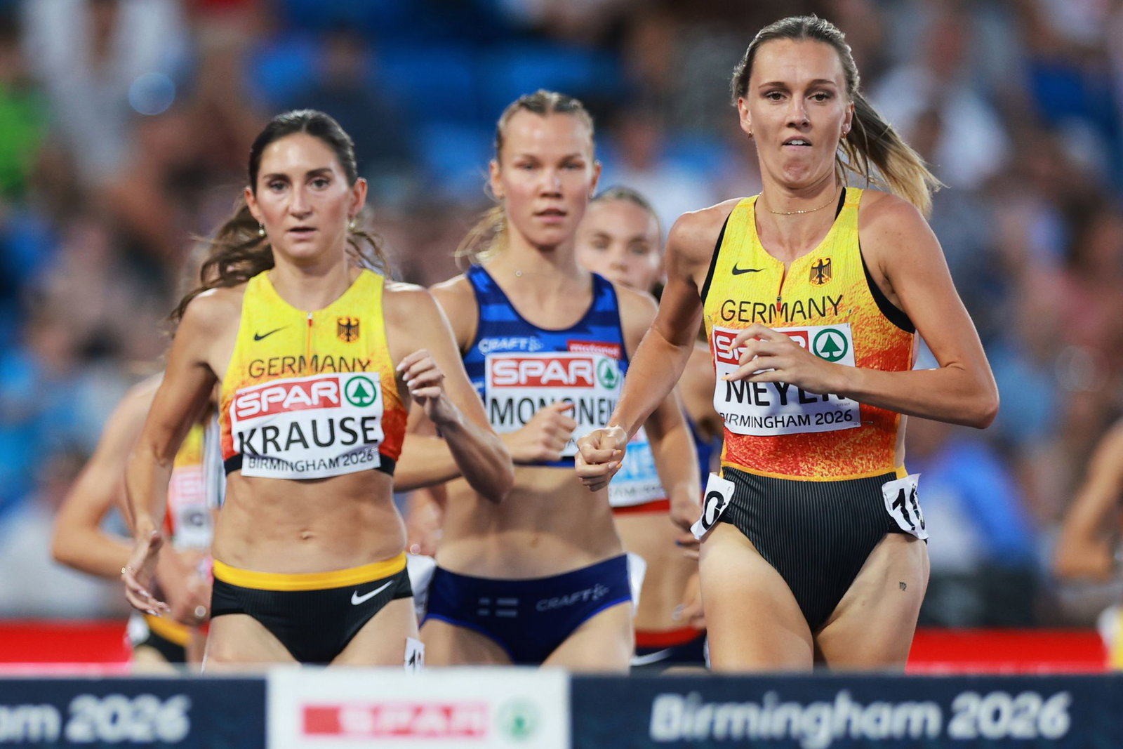 Lea Meyer (r) kritisierte nach dem Finale über 3.000 Meter Hindernis Gesa Krause (l).