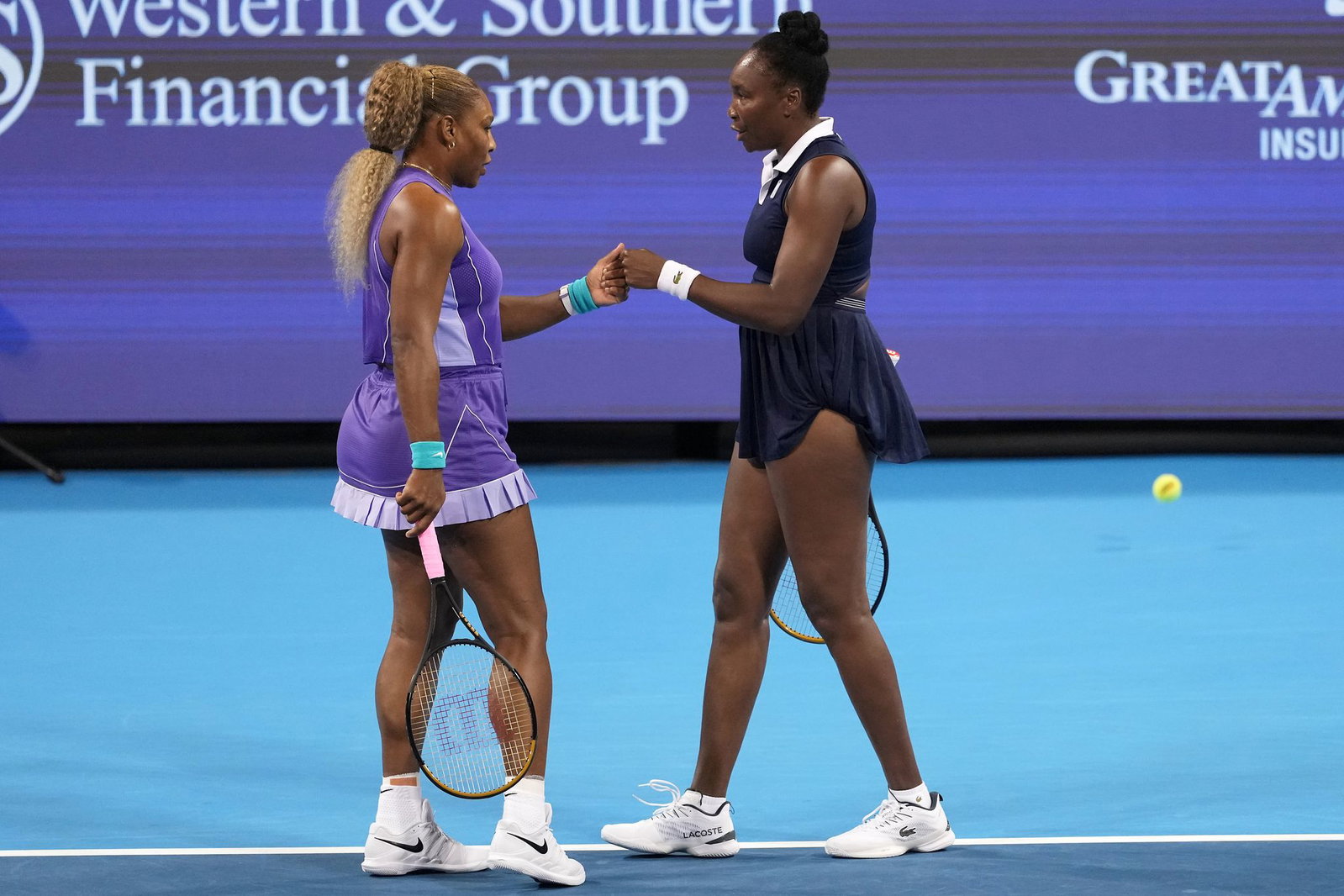 Serena Williams (l) und Venus Williams werden auch bei den US Open im Doppel antreten. (Archivbild)