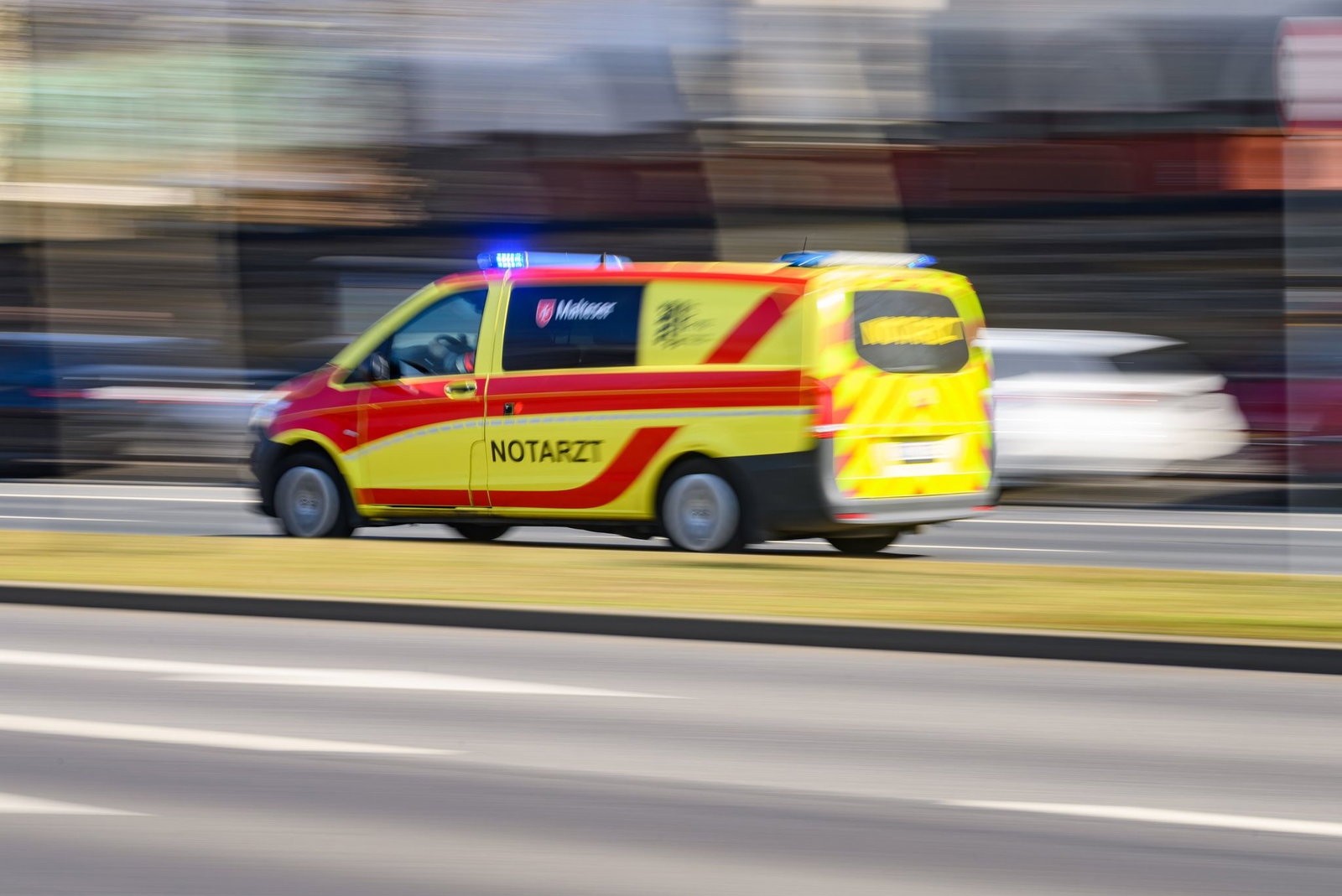 Der Pilot wurde nach der Bruchlandung ins Krankenhaus gebracht. (Symbolbild)