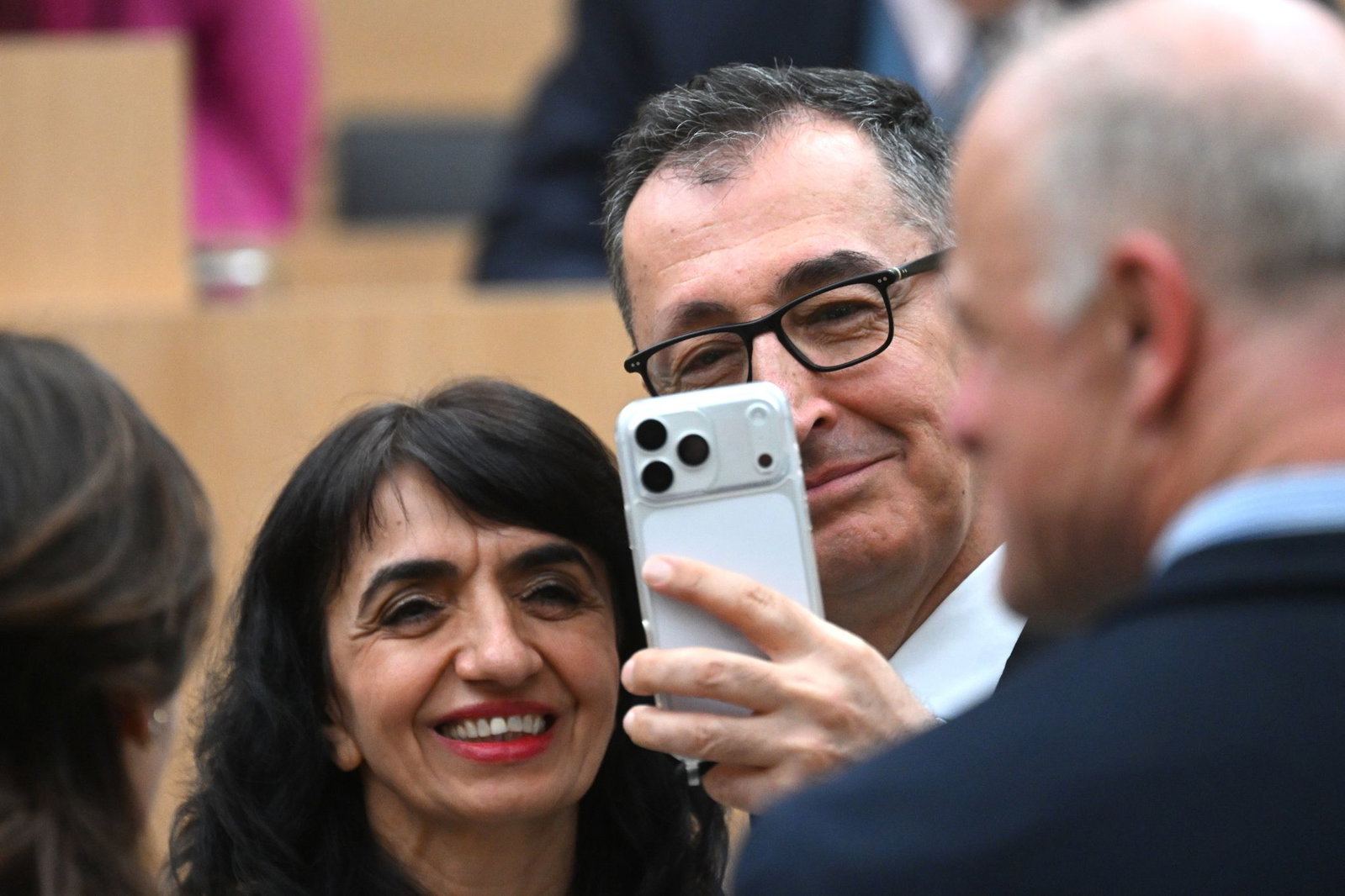 Manchmal macht er auch selbst gern ein Selfie - hier bei seiner Wahl zum Ministerpräsidenten.  