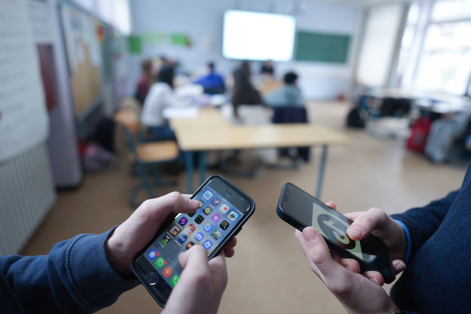Die neuen Handy-Regen gelten bis Schülerinnen und Schüler bis einschließlich Klasse 10. (Archivbild)