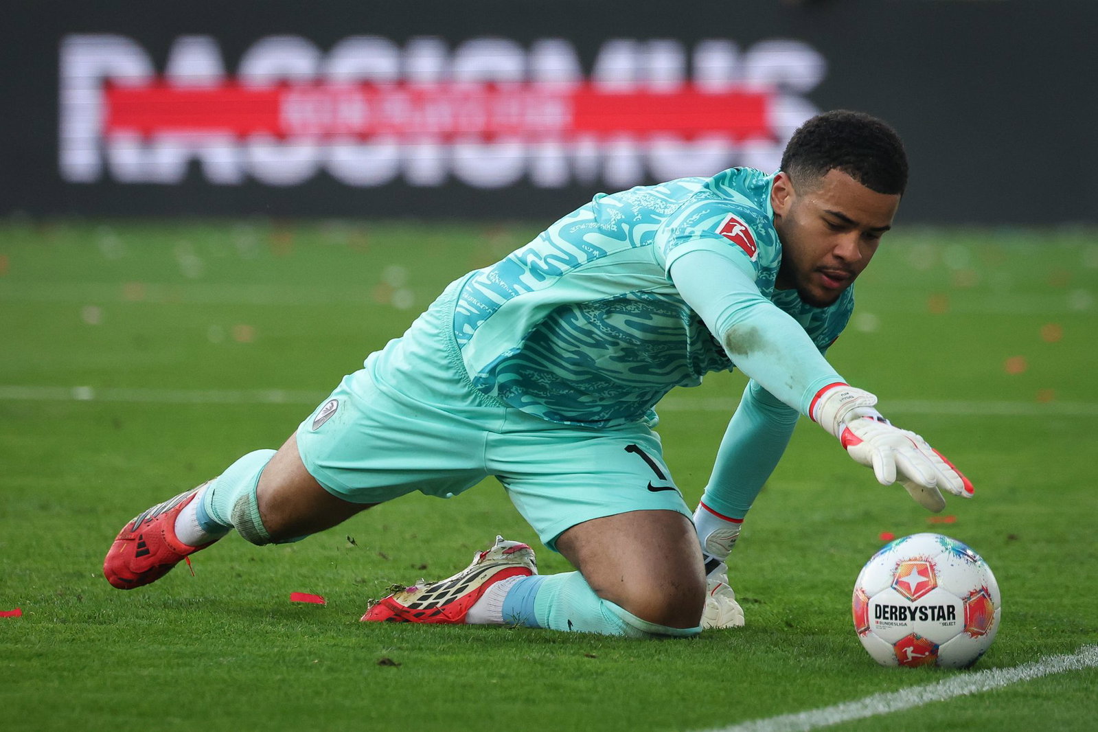 Freiburgs Noah Atubolu steht vor einem Wechsel zur Eintracht. (Archivbild)