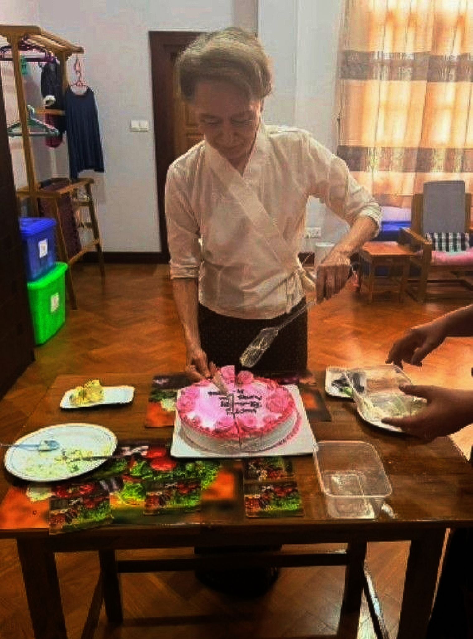 Die Militärregierung veröffentlichte auch Fotos, die Suu Kyi an ihrem Geburtstag im Juni zeigen sollen.
