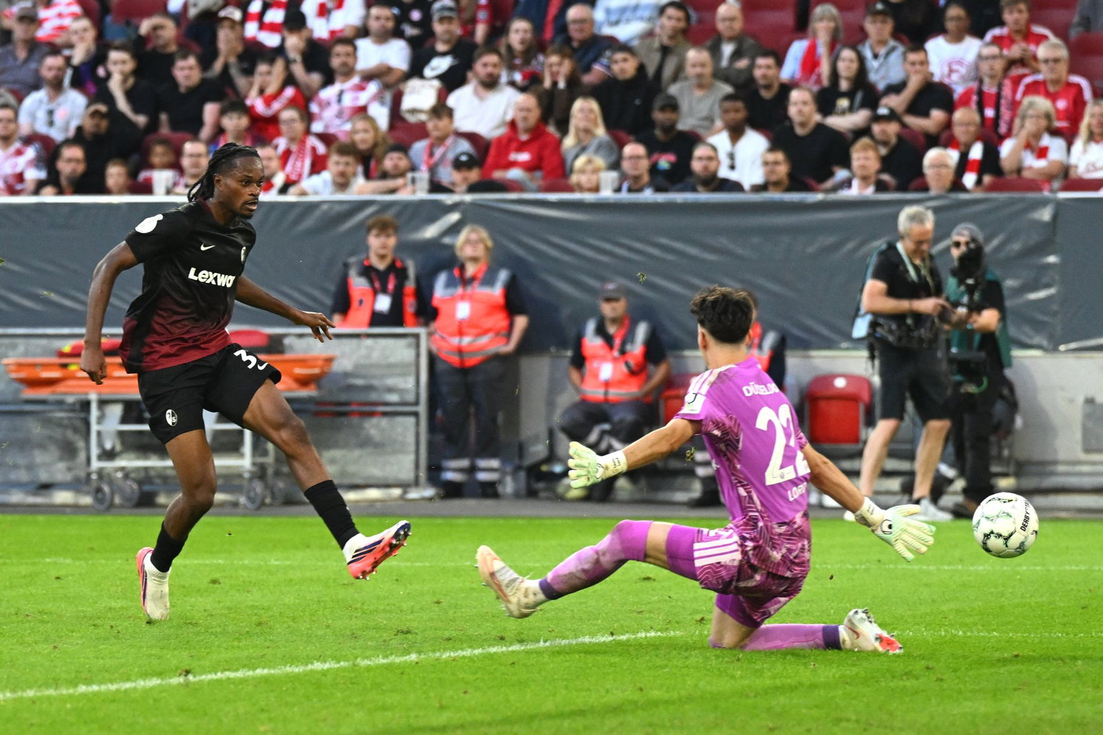 Jordy Makengo trifft zum 4:1 für Freiburg. 