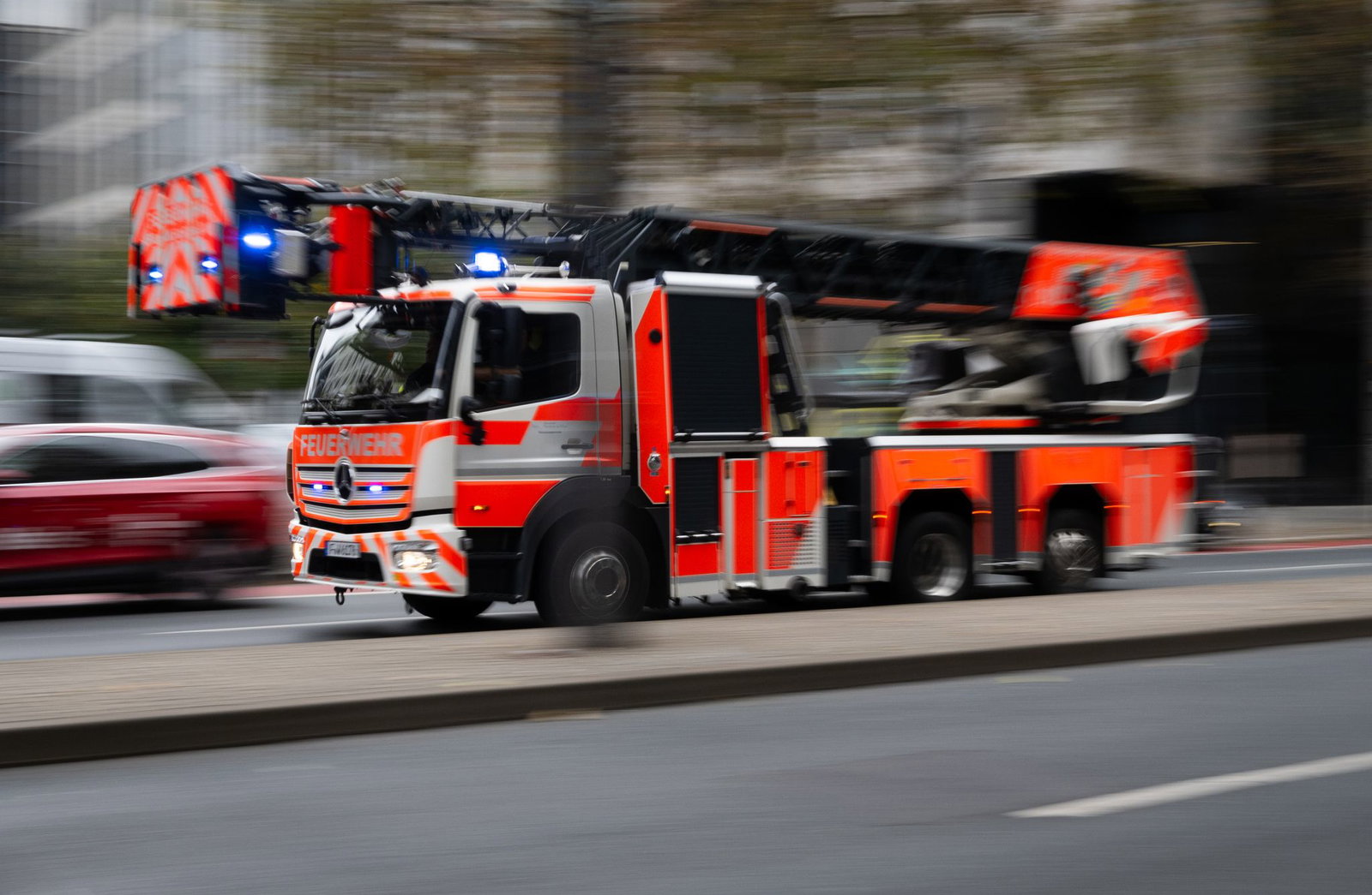 Mit einer Drehleiter retten Einsatzkräfte den Senior von seinem Balkon. (Symbolbild)