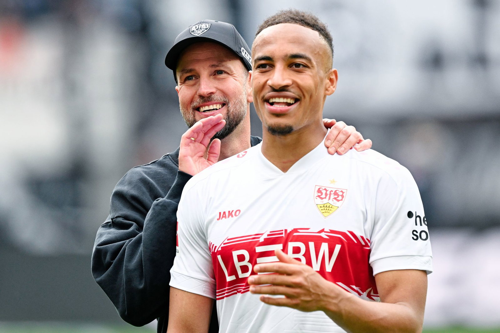 Das freut VfB-Trainer Hoeneß: Nationalspieler Jamie Leweling (r) kehrt ins Training zurück. (Archivbild)