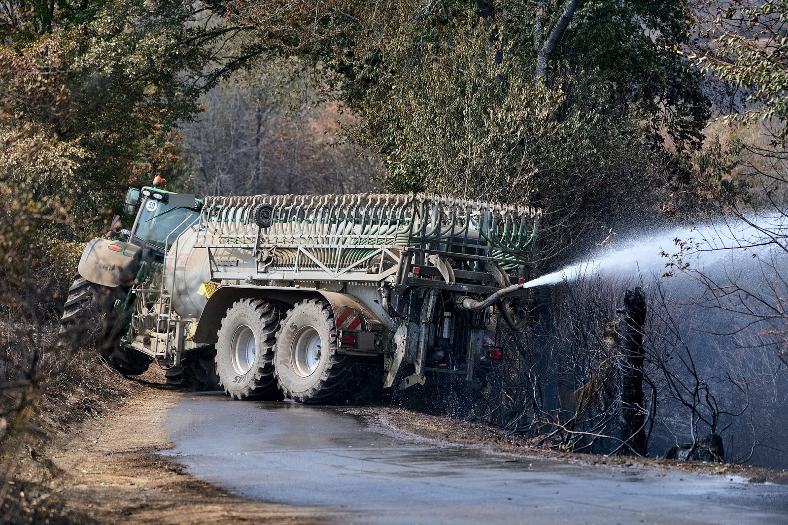 Nicht nur die Feuerwehr war im Einsatz: Auch Landwirte aus der Region eilten zu Hilfe. 