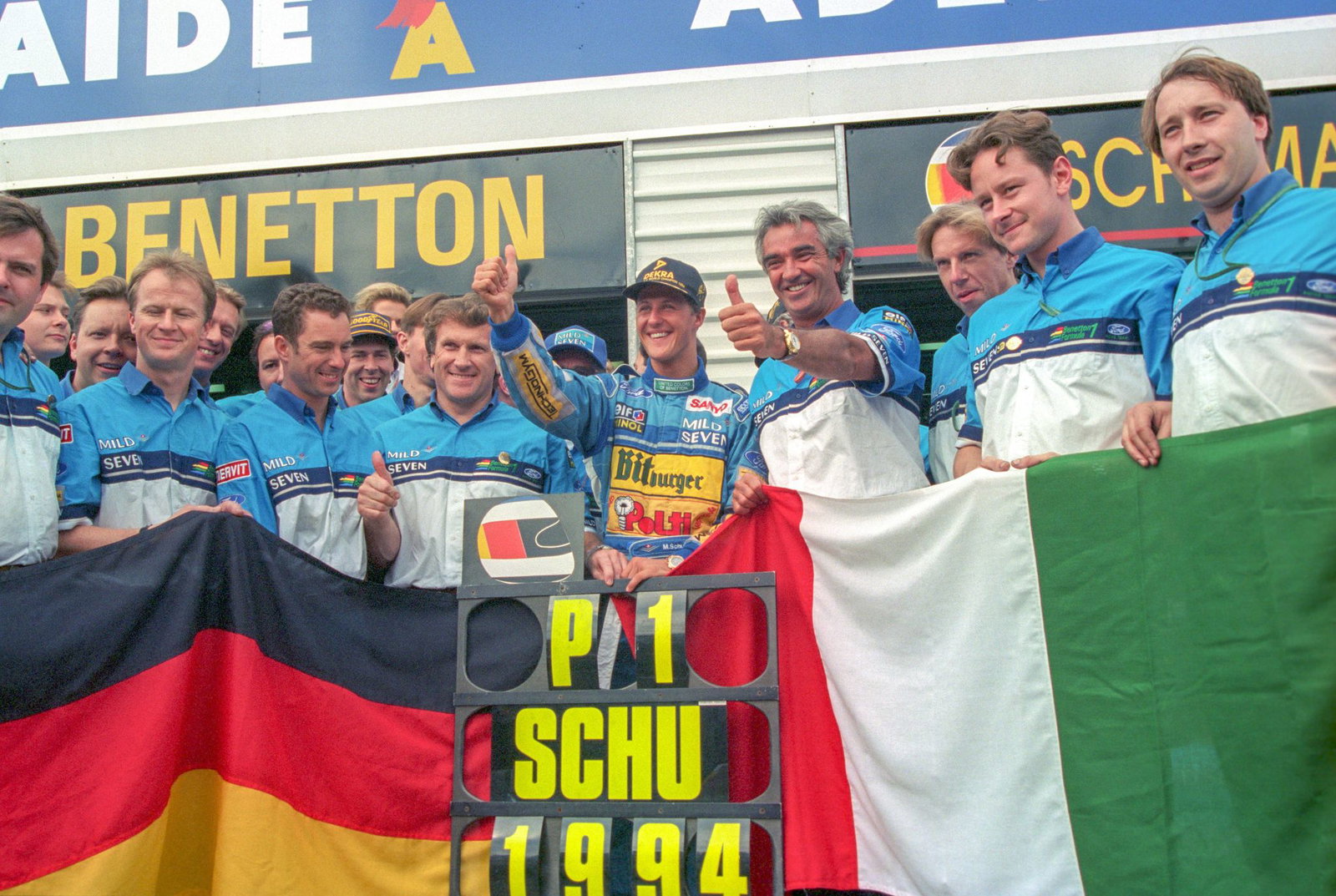Formel-1-Pilot Michael Schumacher (Mitte) jubelt 1994 mit seinem Benetton-Team über seinen WM-Titel. (Archivbild)