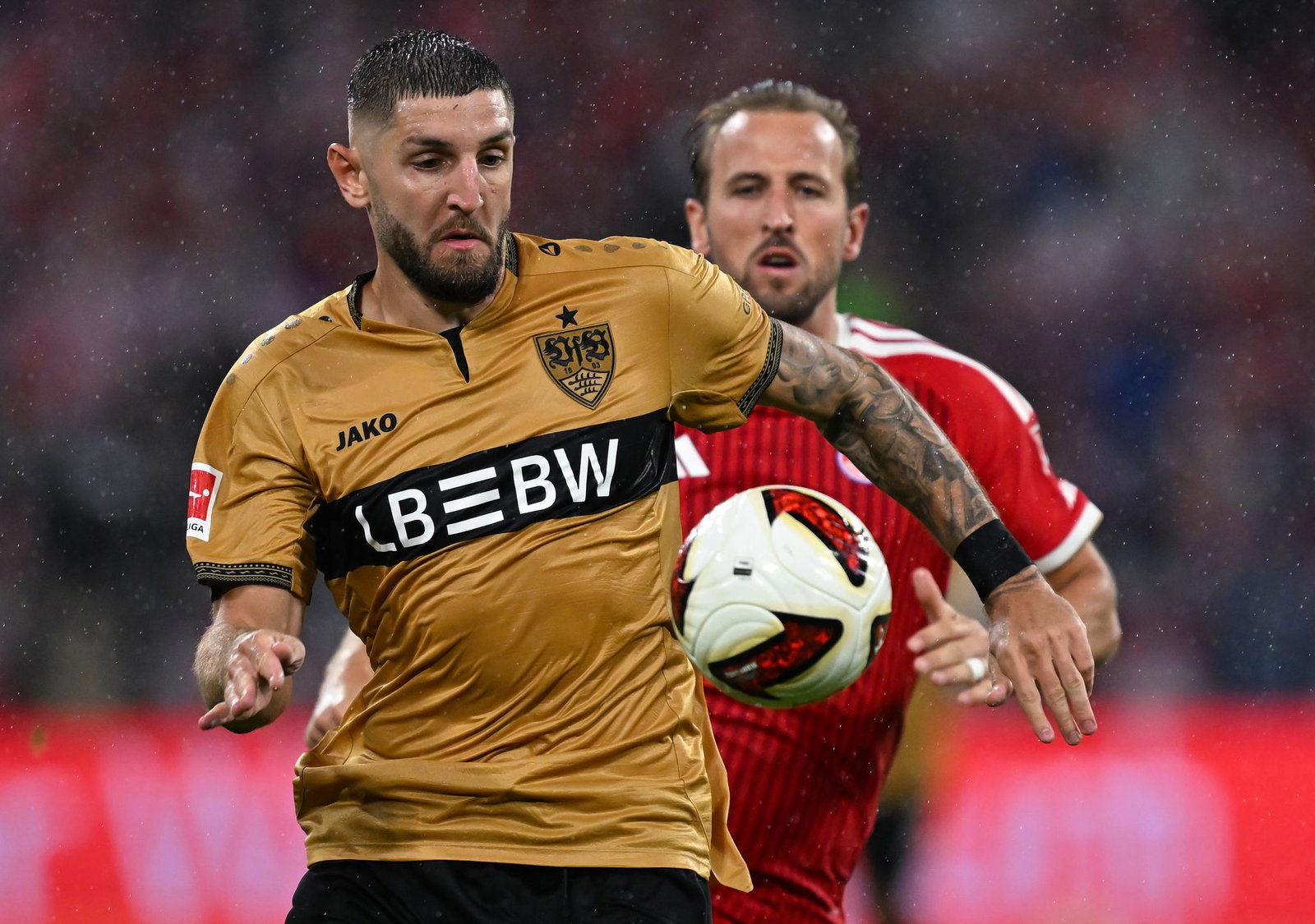 Jeff Chabot (l.) und der VfB kamen in München unter die Räder.