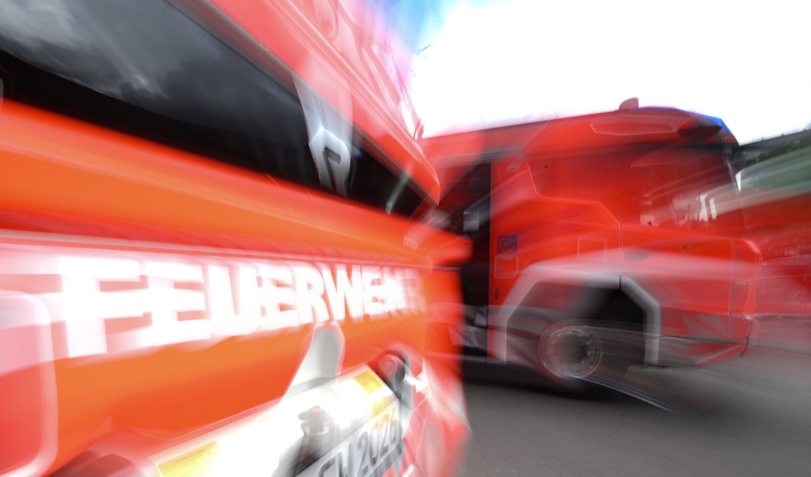 Feuerwehrleute löschen den Brand in der Wohnung. (Symbolbild)