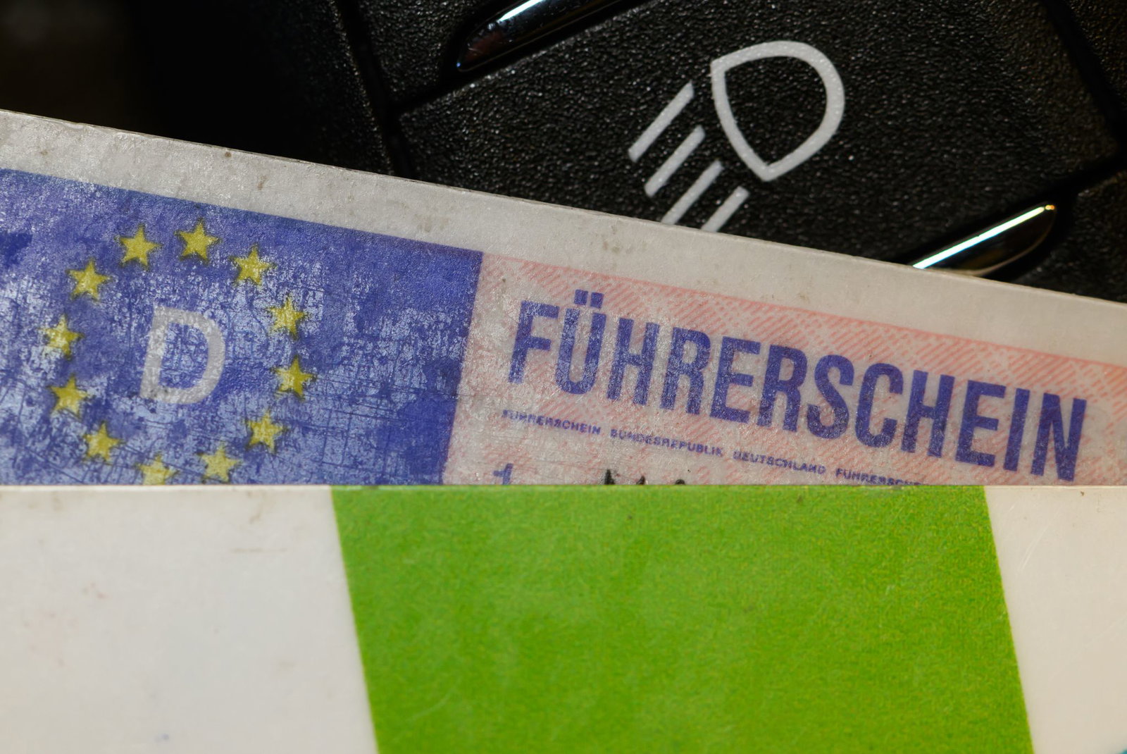 Beamte kassieren noch an der Unfallstelle die Führerscheine der beiden Motorradfahrer. (Symbolbild)