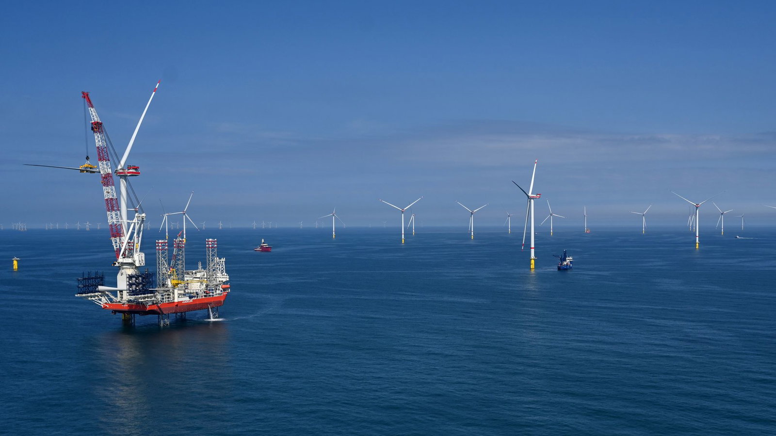 Die Windkraftanlagen werden vom Schiff aus errichtet.