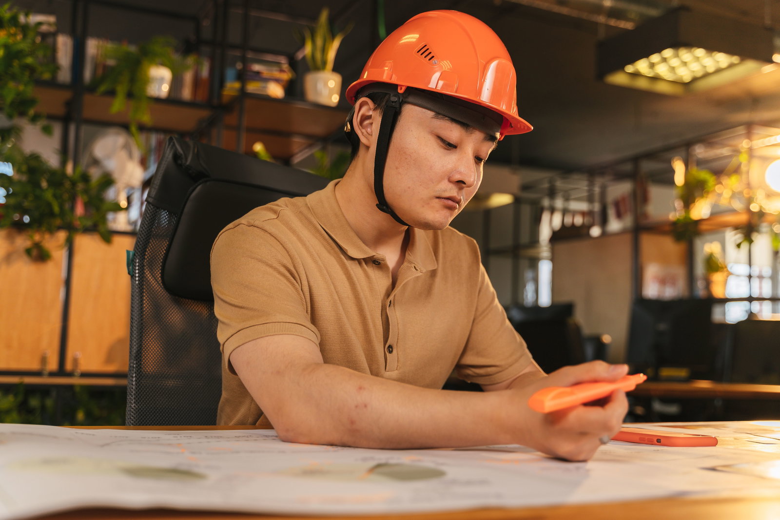 Mann mit Helm arbeitet