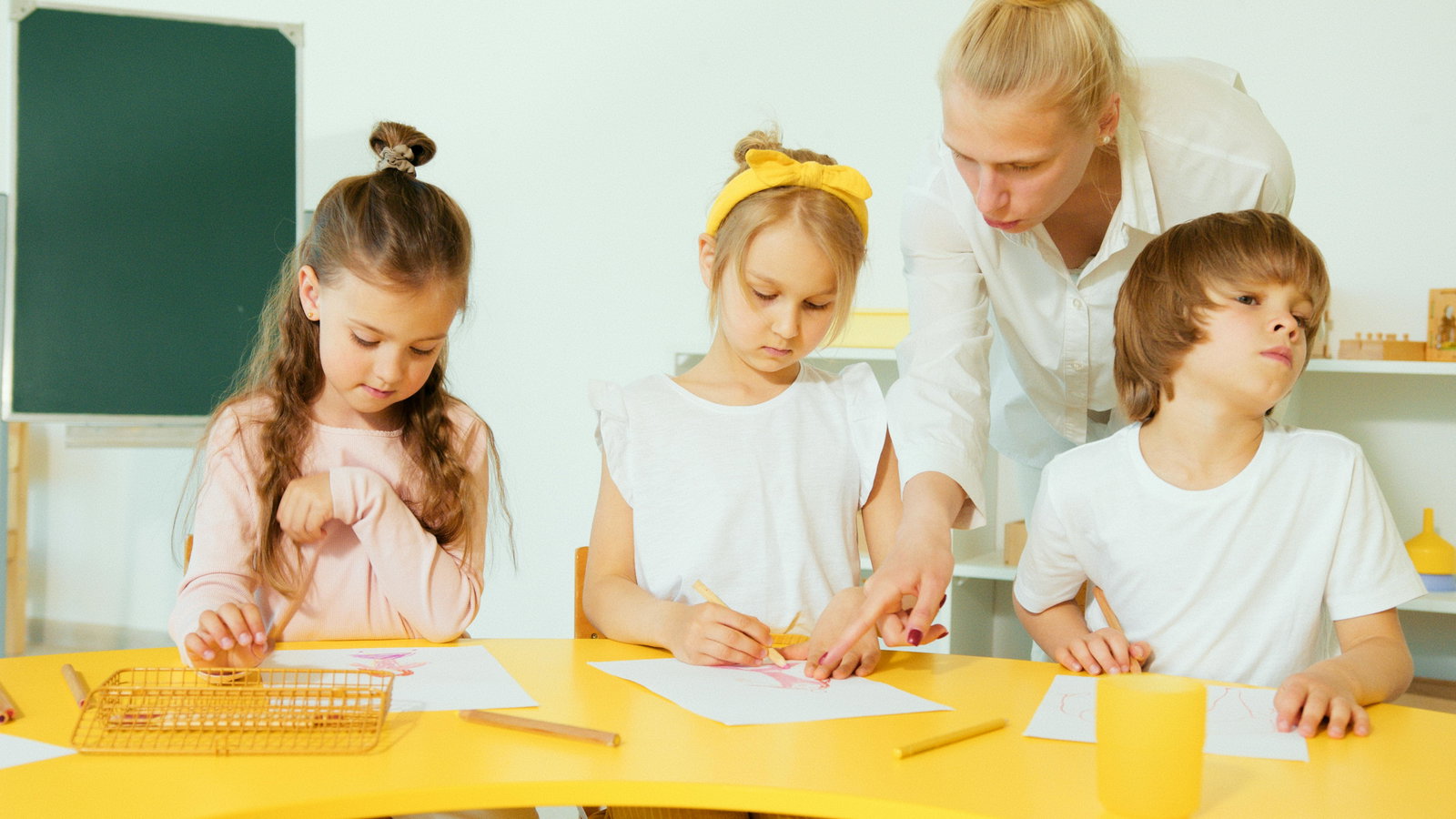 Lehrer mit drei Kindern