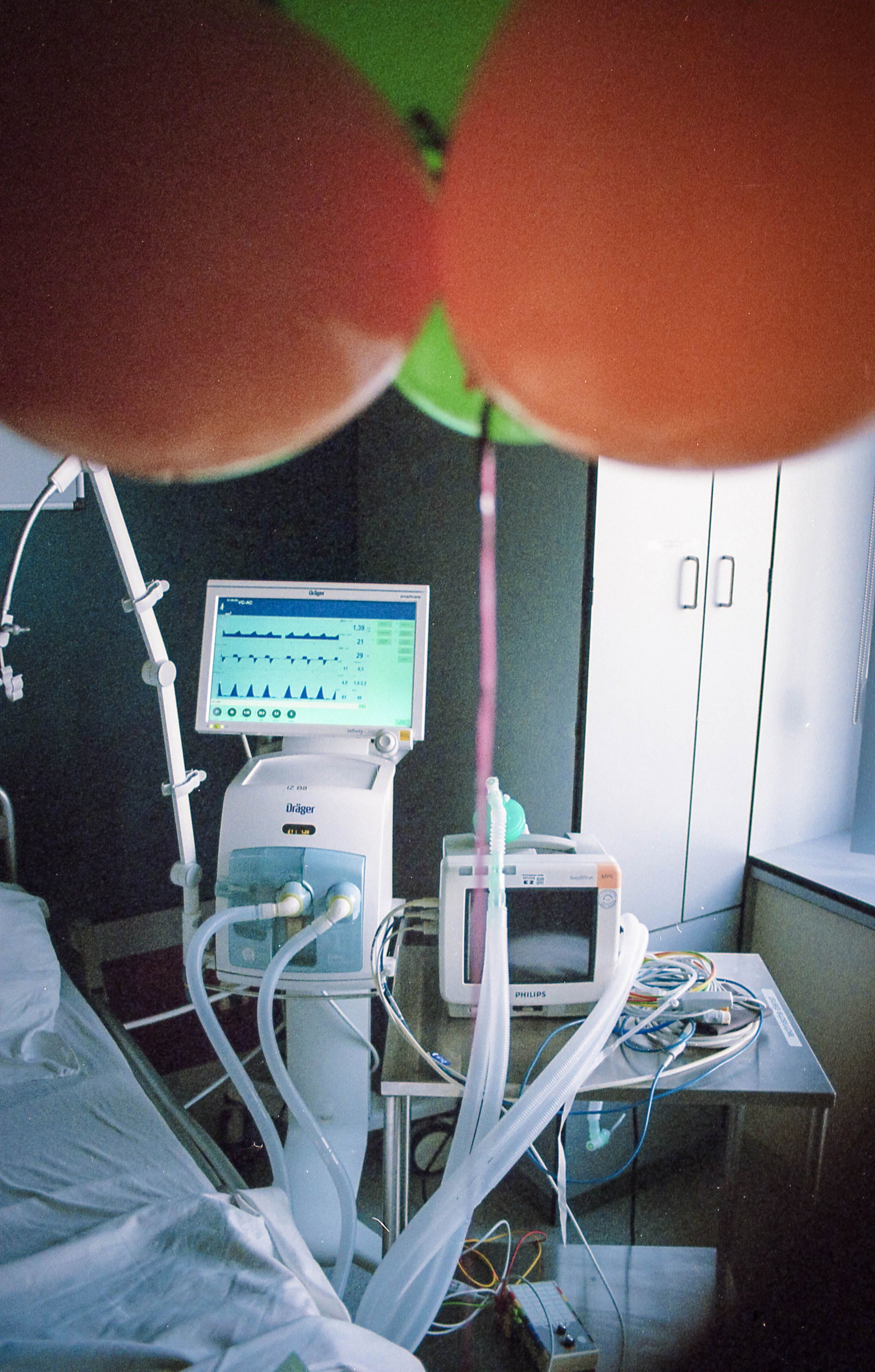 Krankenhauszimmer mit Ballons 