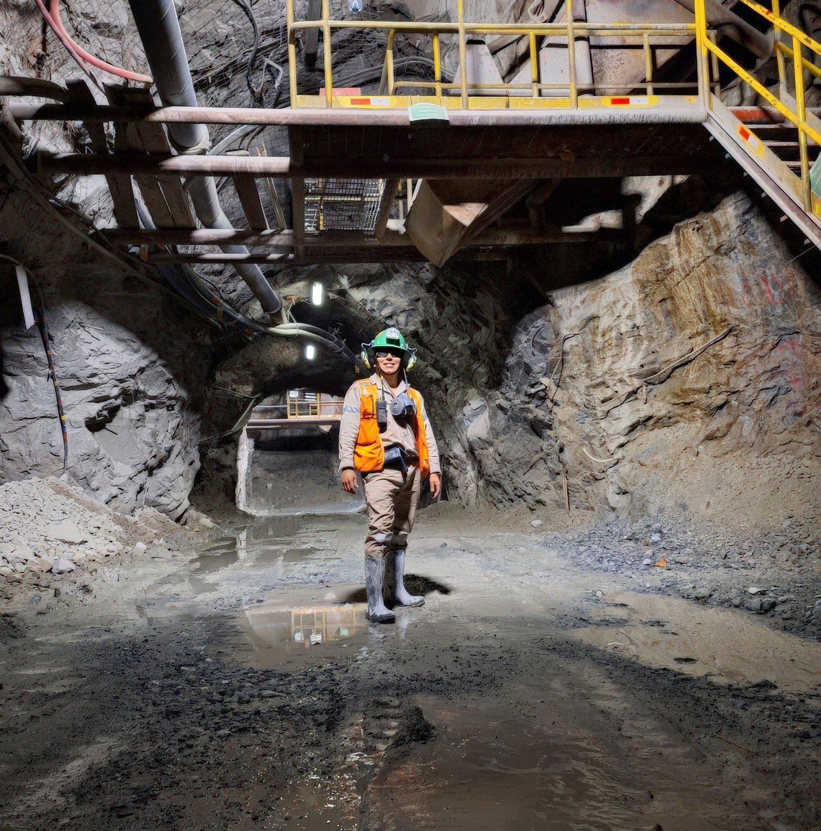 Bergbautechnologe steht in Miene