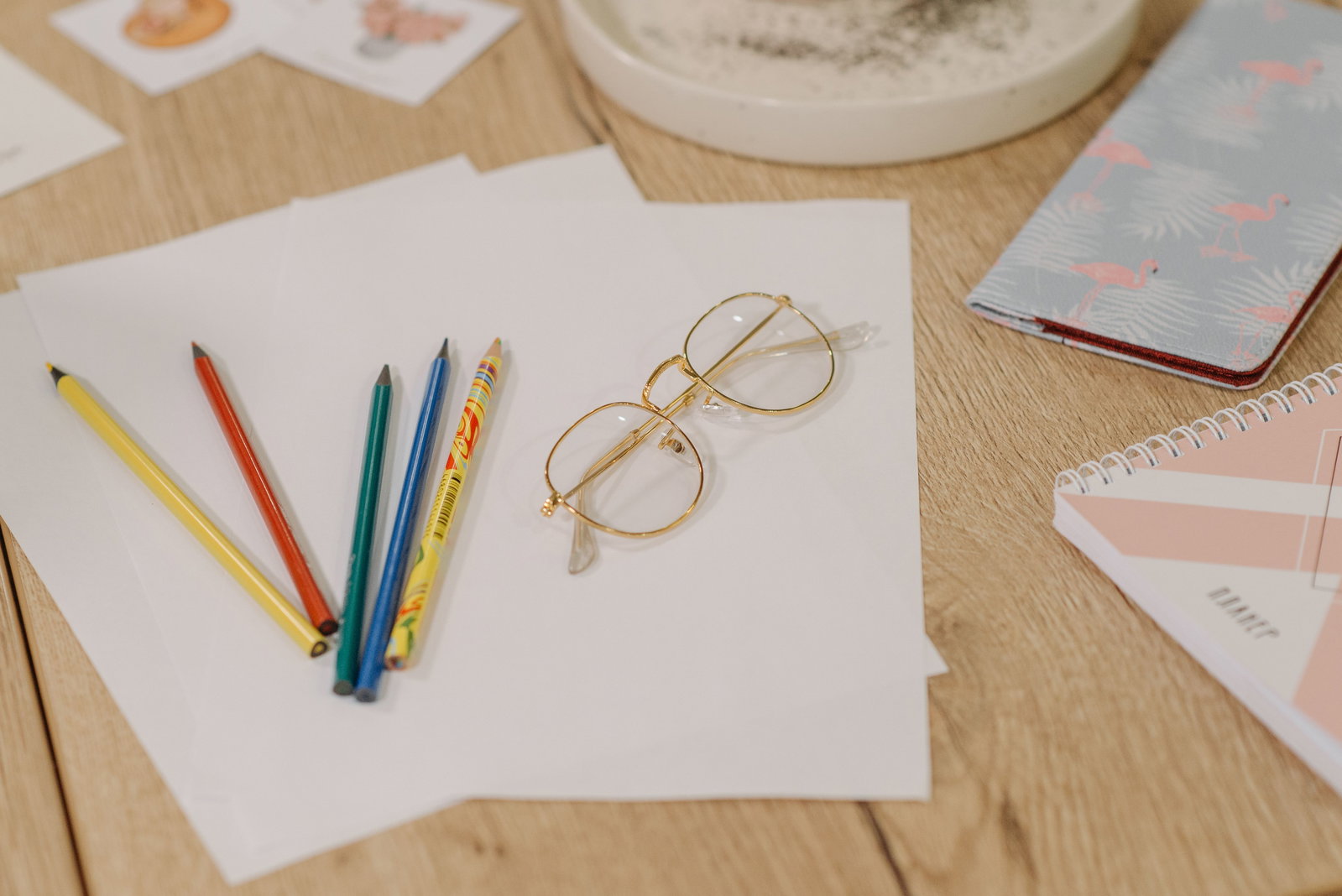 Stifte, Papier und Brille