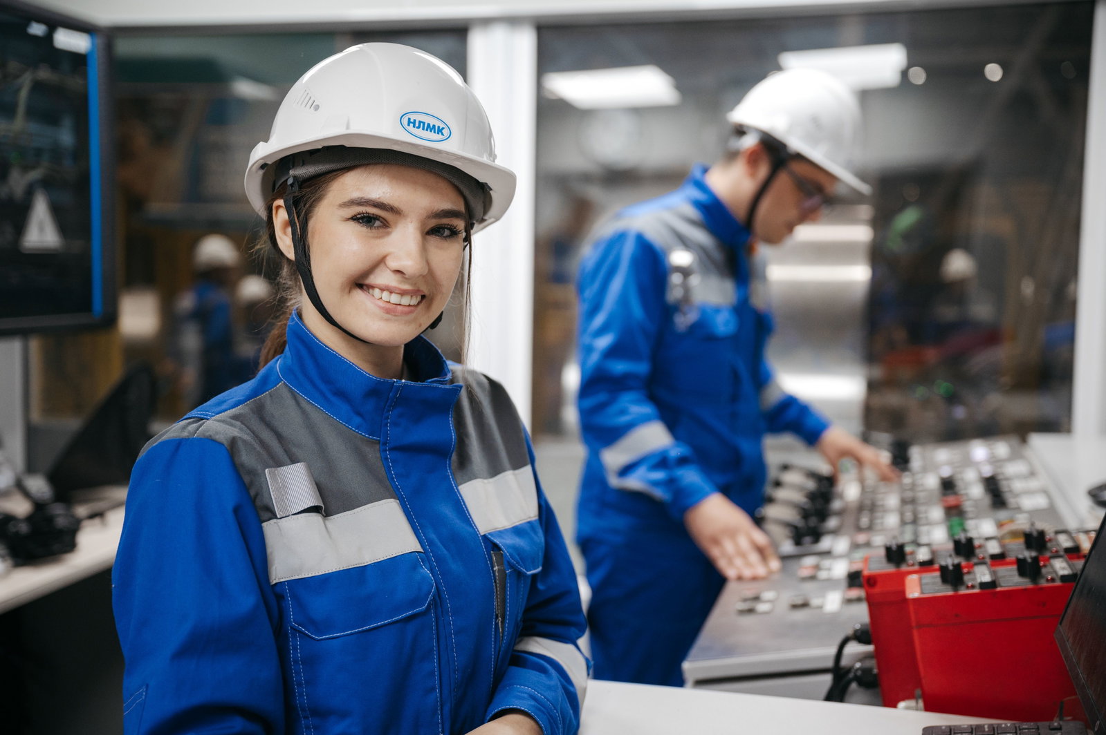 Bergbautechnologe bei der Arbeit Frau und Mann bedienen Pult