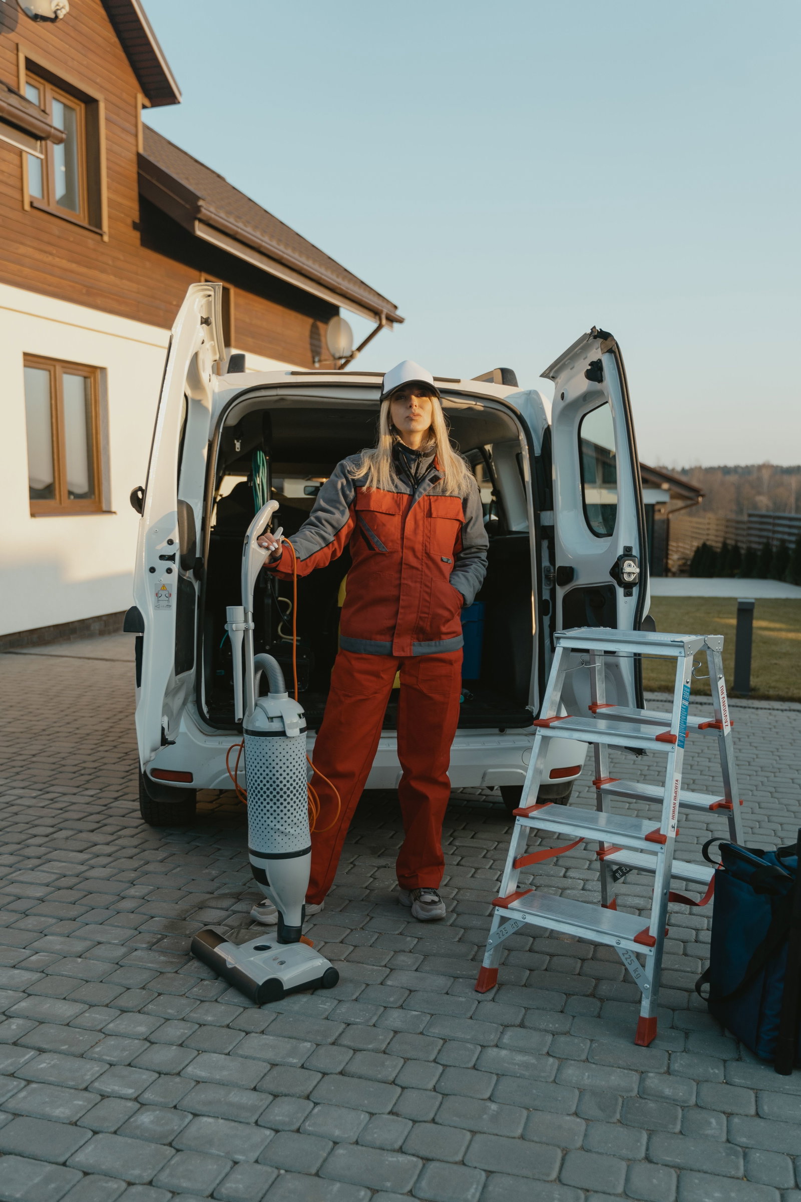 Hausmeisterin steht vor Auto