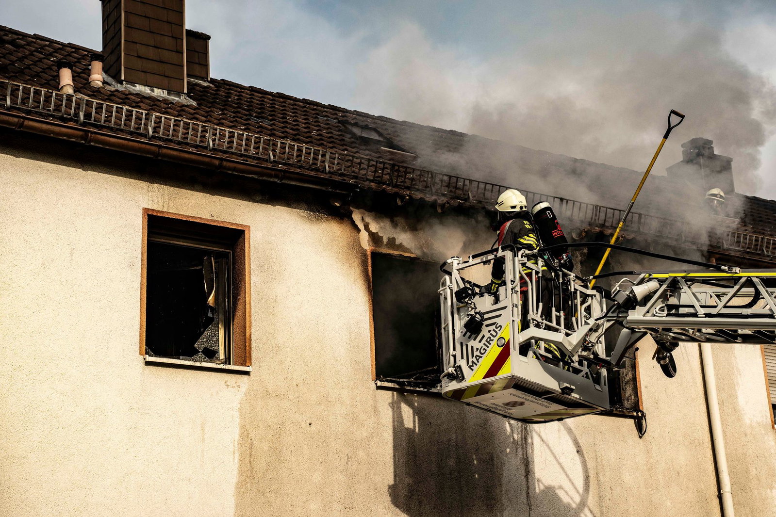 Einsatzkräfte mussten die Bewohner bei einem Brand in einem Mehrfamilienhaus in Birkenfeld evakuieren.