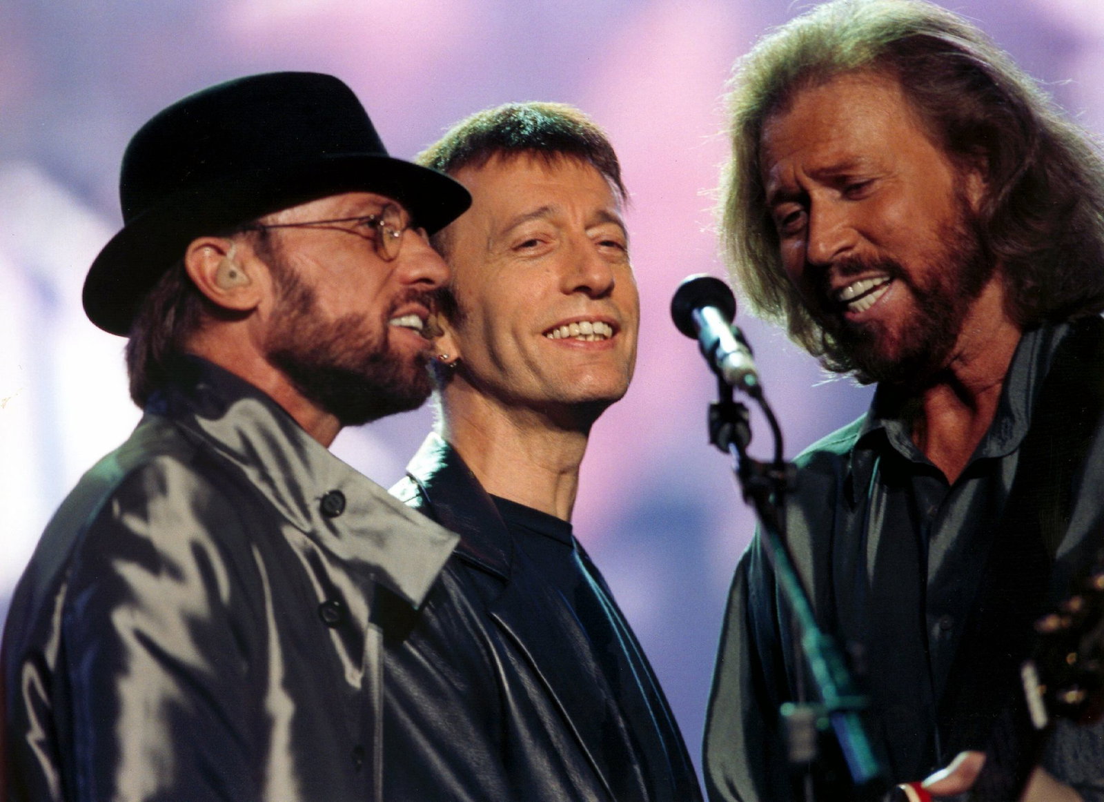 Die Bee Gees - Maurice (l-r), Robin und Barry Gibb - zählen zu den erfolgreichsten Bands der Musikgeschichte.