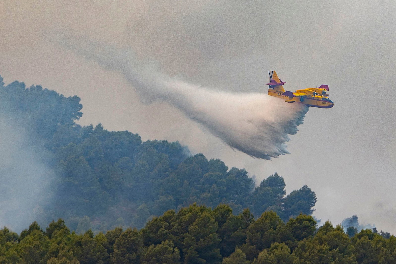 Immer wieder müssen in Spanien Waldbrände in unwegsamen Regionen wie hier Ende Juli in Castellón (Valencia) bekämpft werden. (Archivbild)