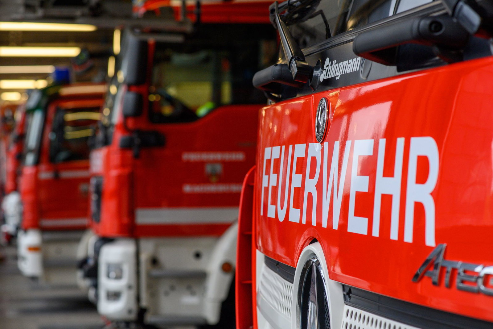 Insgesamt wurden bei dem Einsatz zwölf Feuerwehrleute verletzt.(Symbolbild) 