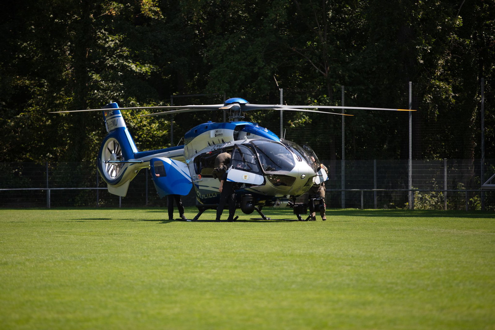 Der Polizeihubschrauber landete auf einem Sportplatz.