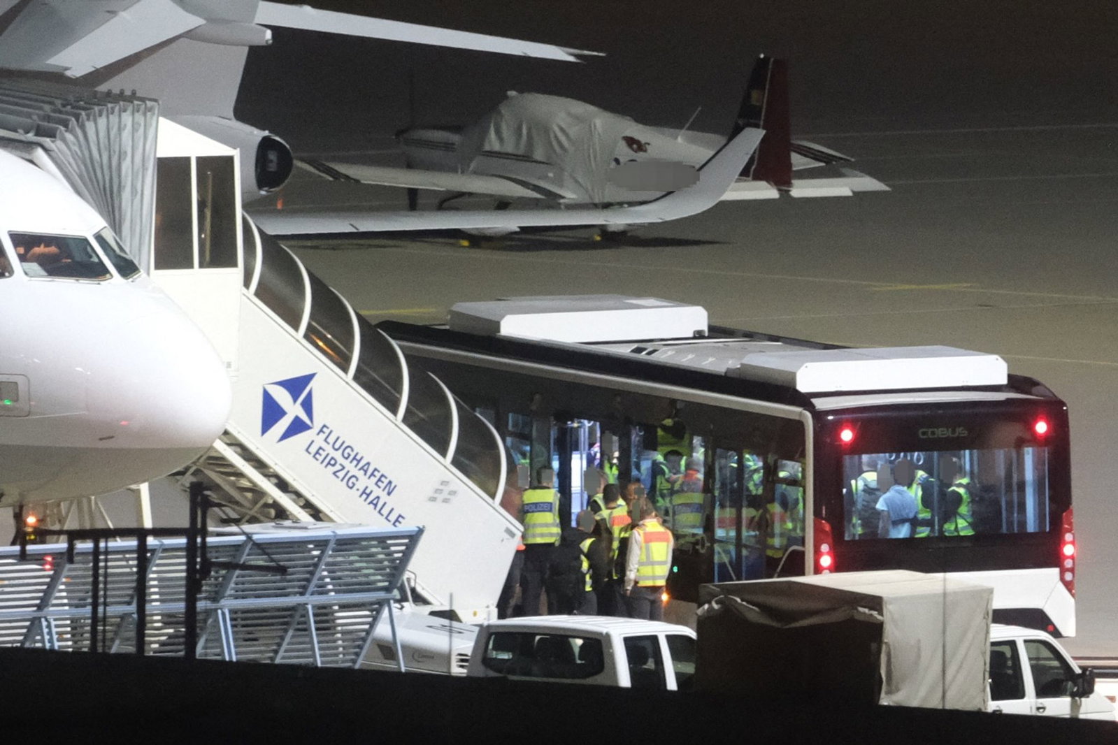 Mit einem Bus wurden die Männer zum Flugzeug gebracht.