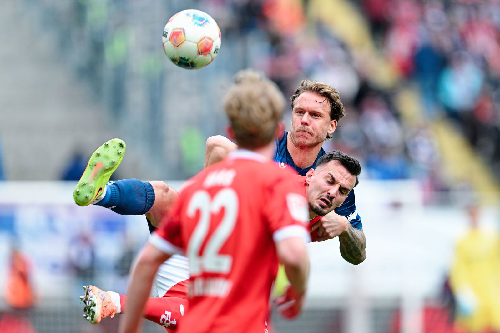 Fühl dich gedrückt: KSC-Abwehrmann Marcel Franke (M) im engen Duell mit Lauterns Mergim Berisha beim Derby im vergangenen März. (Archivbild)