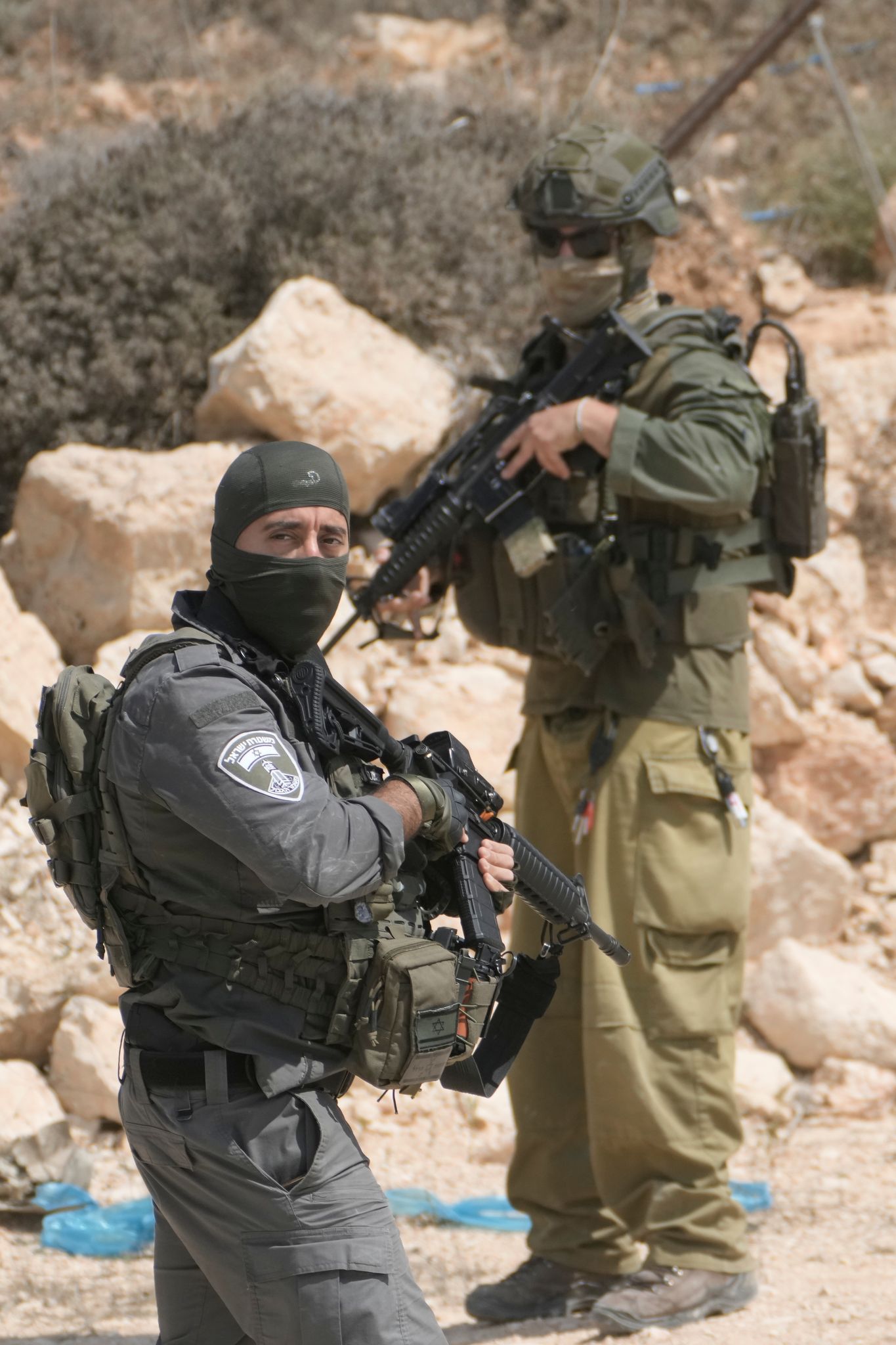 Israelische Sicherheitskräfte am Ort eines Angriffs israelischer Siedler auf Palästinenser im Westjordanland. 