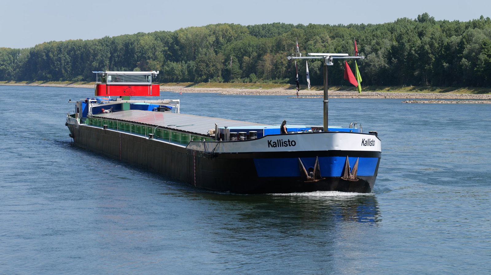 Die GMS Kallisto hat wenig geladen und liegt deshalb hoch im Wasser.