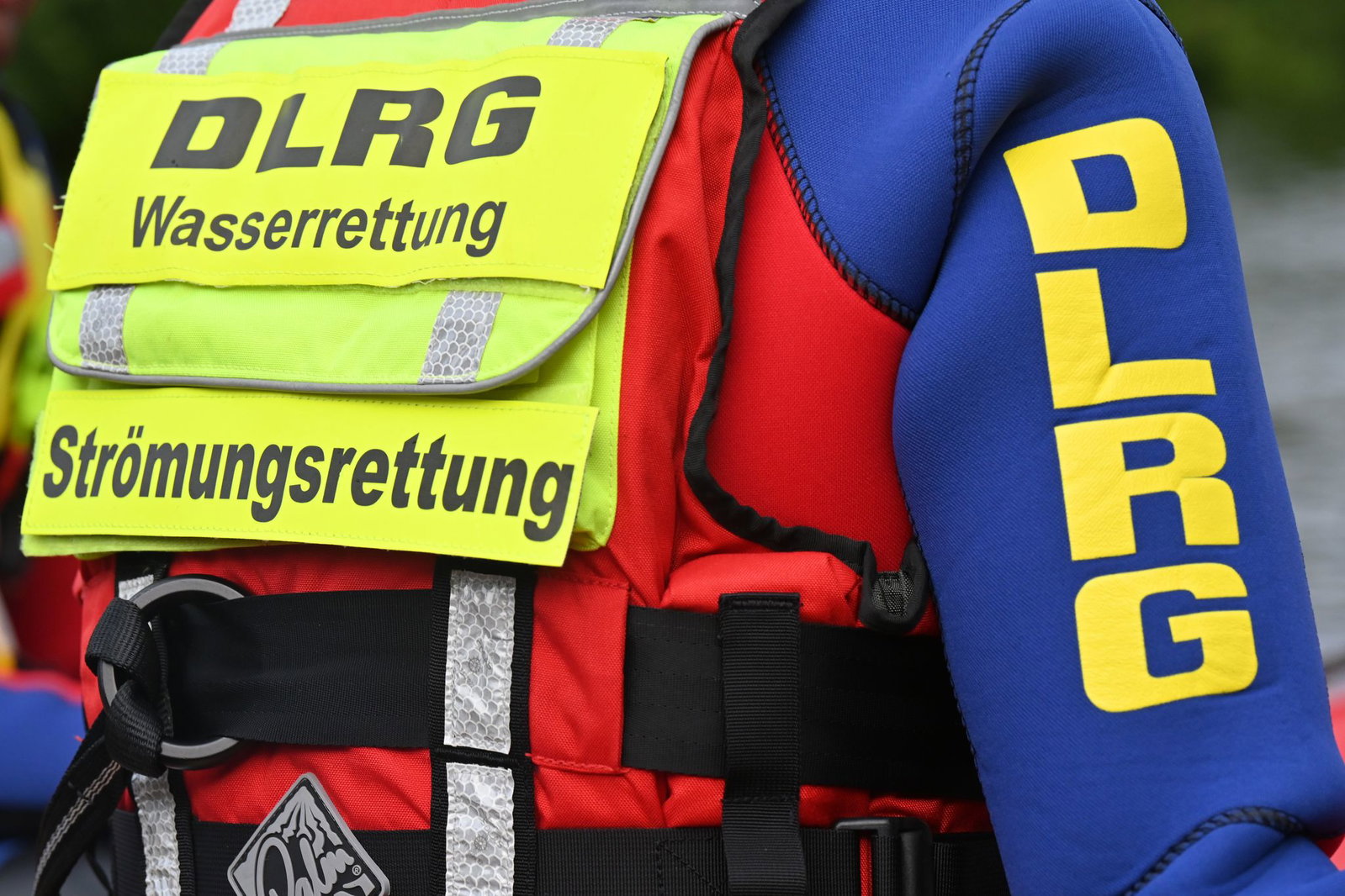 Die DLRG ist an der Suche nach dem Mann beteiligt. (Symbolbild)