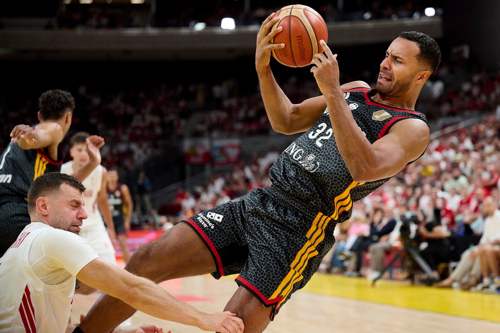 Die deutschen Basketballer um Johannes Thiemann (r) hatten in der WM-Qualifikation in Polen große Schwierigkeiten.