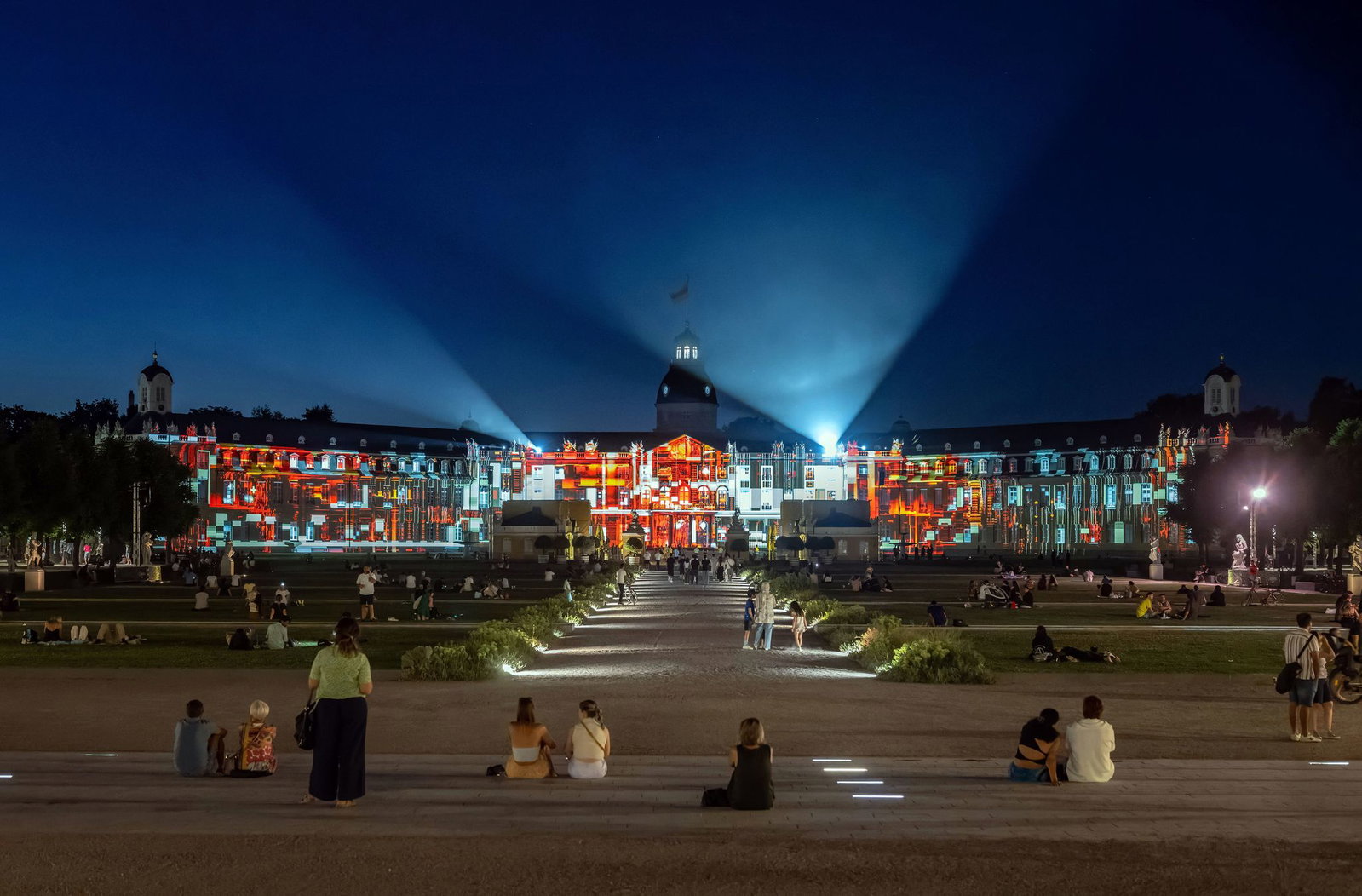 Das Karlsruher Schloss wird zur Projektionsfläche: Die Schlosslichtspiele widmen sich in diesem Jahr den Themen Architektur und Stadtraum.