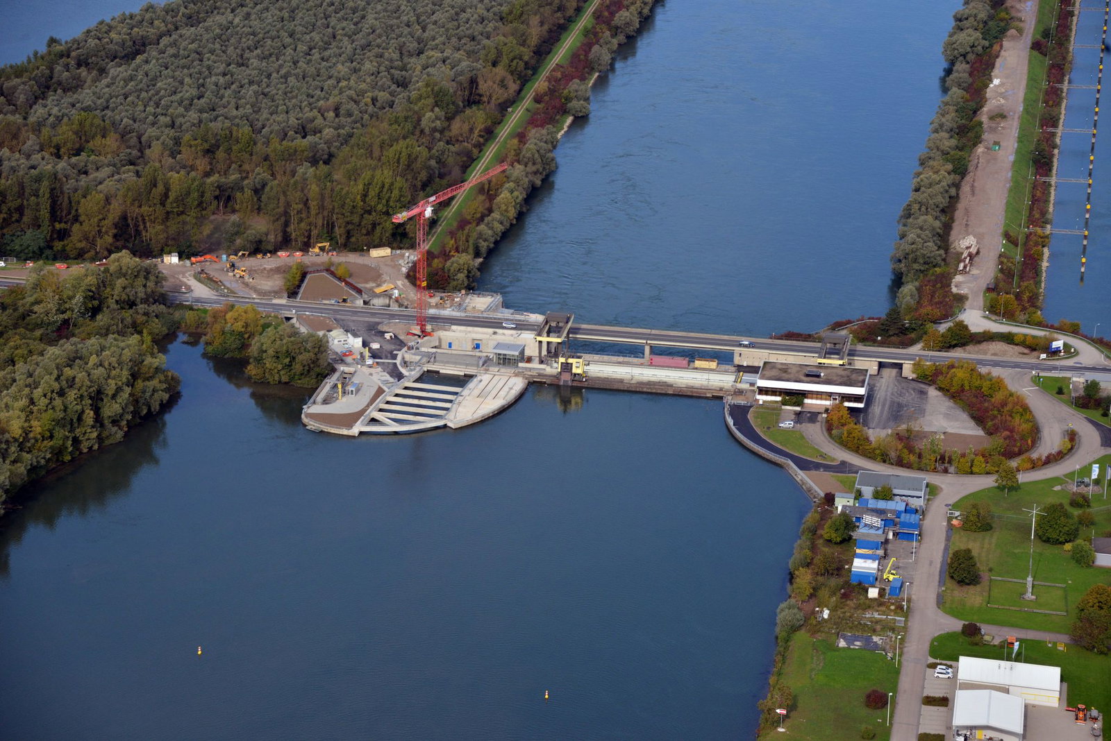 Laufwasserkraftwerke der EnBW erzeugen wegen Trockenheit weniger Strom. (Archivbild)